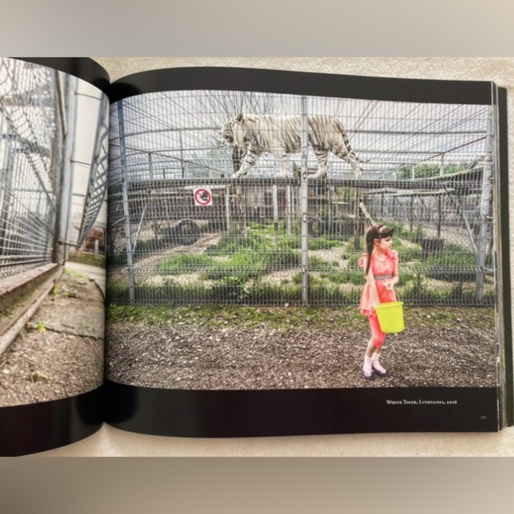 SIGNED Captive animal hardcover book by photojournalist Jo-Anne McArthur - Picture 2 of 4